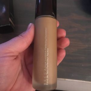 BECCA aqua luminous perfecting foundation